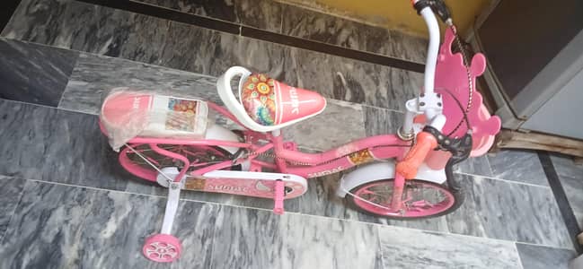 kids baby girl cycle 10/10 conditions. look like new.