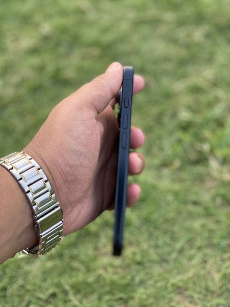Apple iPhone 16 3