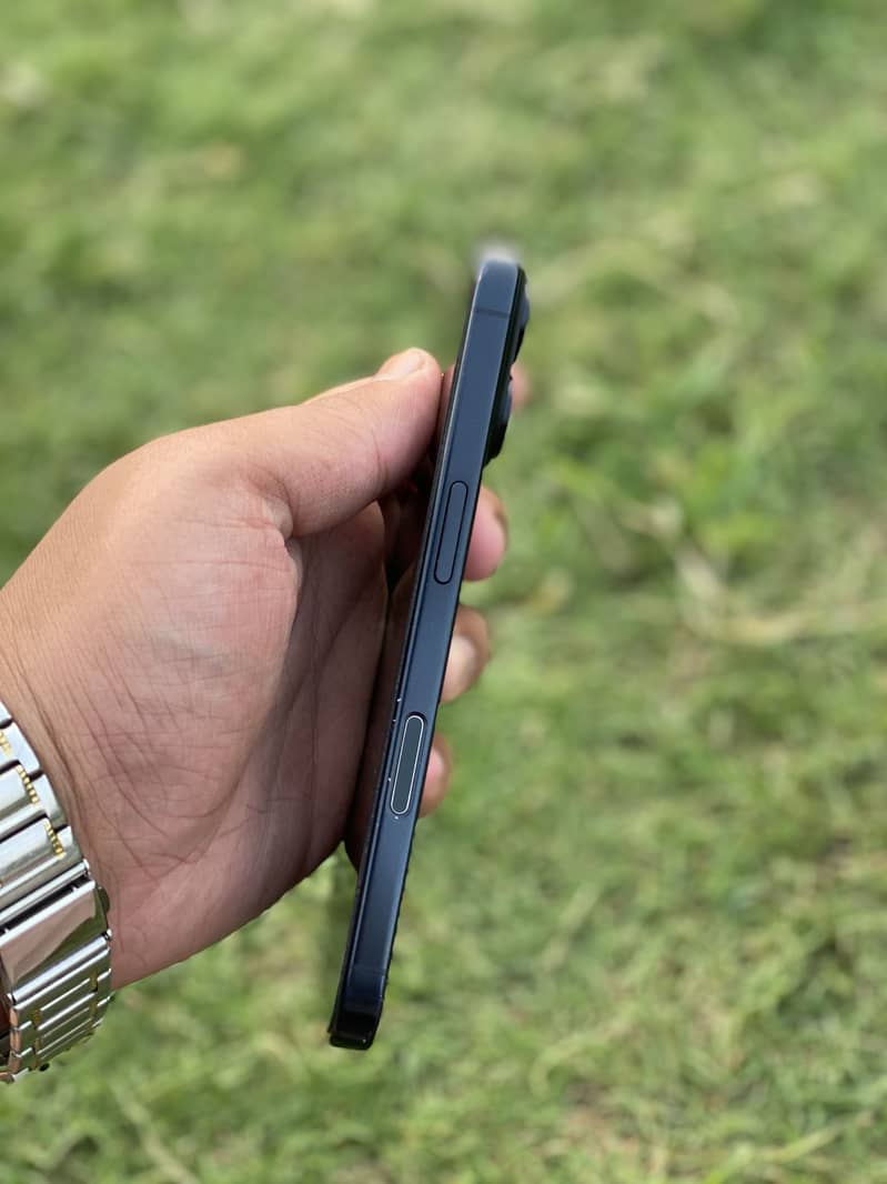 Apple iPhone 16 5
