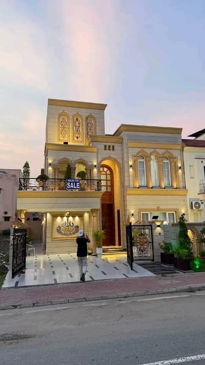 10 Marla Luxury House is Available for Rent in Bahria Town Lahore