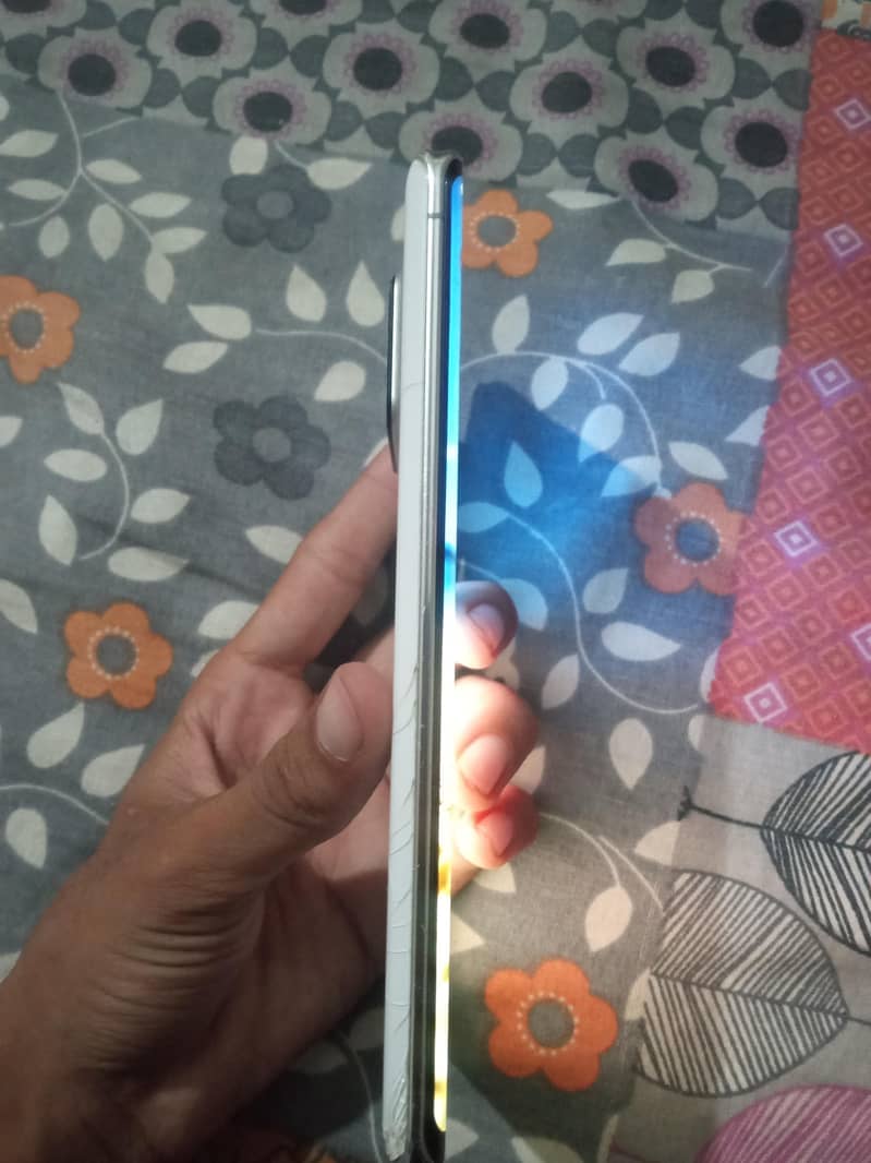 Sharp Aquos R6 2