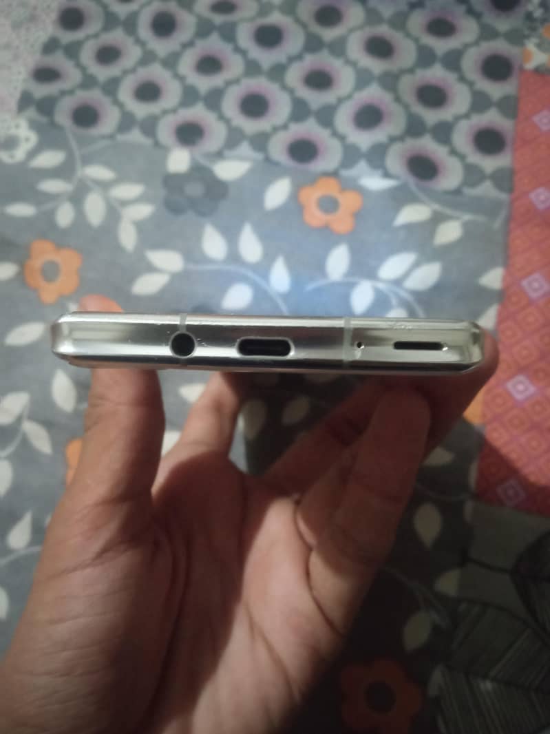 Sharp Aquos R6 3
