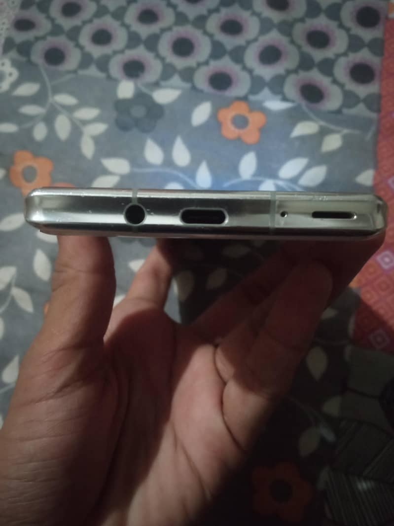 Sharp Aquos R6 4