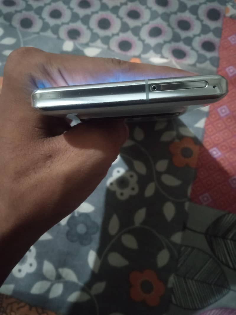 Sharp Aquos R6 6
