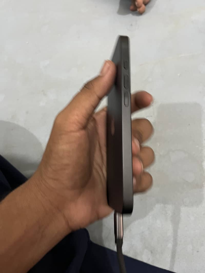 Apple iPhone 16e 0