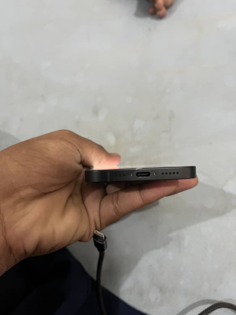 Apple iPhone 16e 1