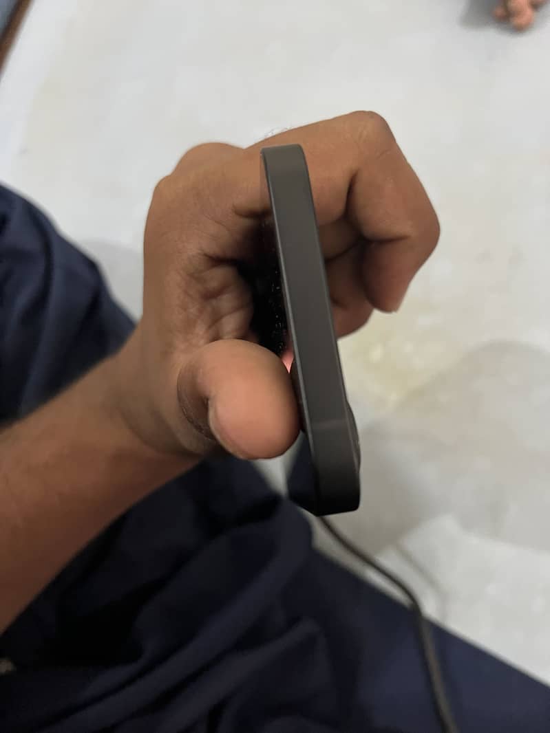 Apple iPhone 16e 2