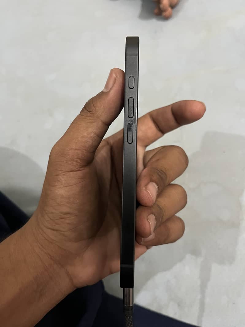 Apple iPhone 16e 3