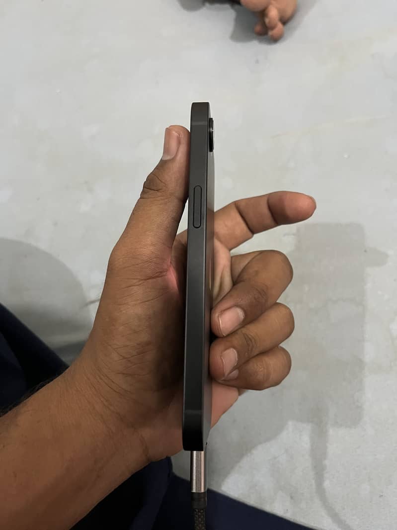 Apple iPhone 16e 4