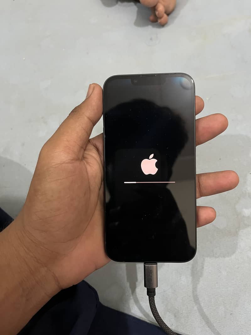 Apple iPhone 16e 5