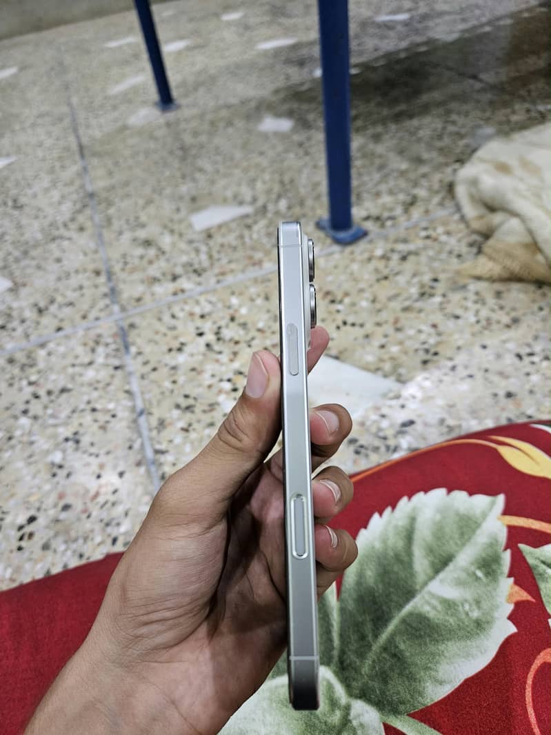 Apple iPhone 16 Pro Max 2