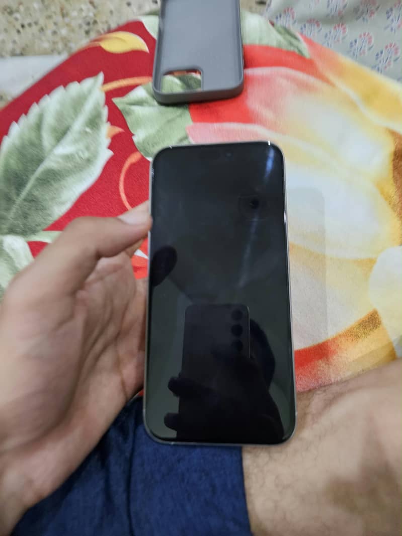 Apple iPhone 16 Pro Max 4