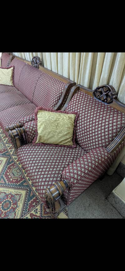 Excellent 5 seater sofa set for sale, perfect wood no fault