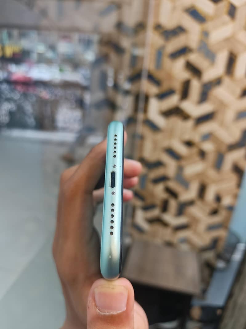 Apple iPhone 11 3