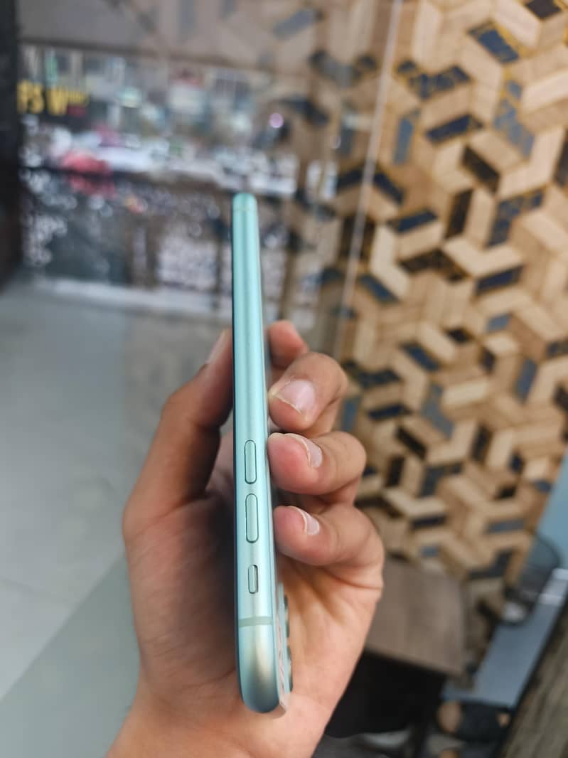 Apple iPhone 11 4