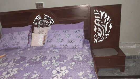 bed k draz k channel kharab hn baki new hai bed side tables new hm