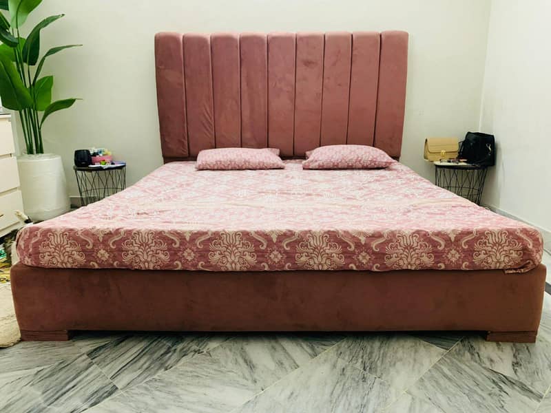 Queen Size Bed 0