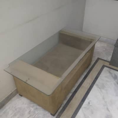 8×4 table with 12mm glass(minor break)