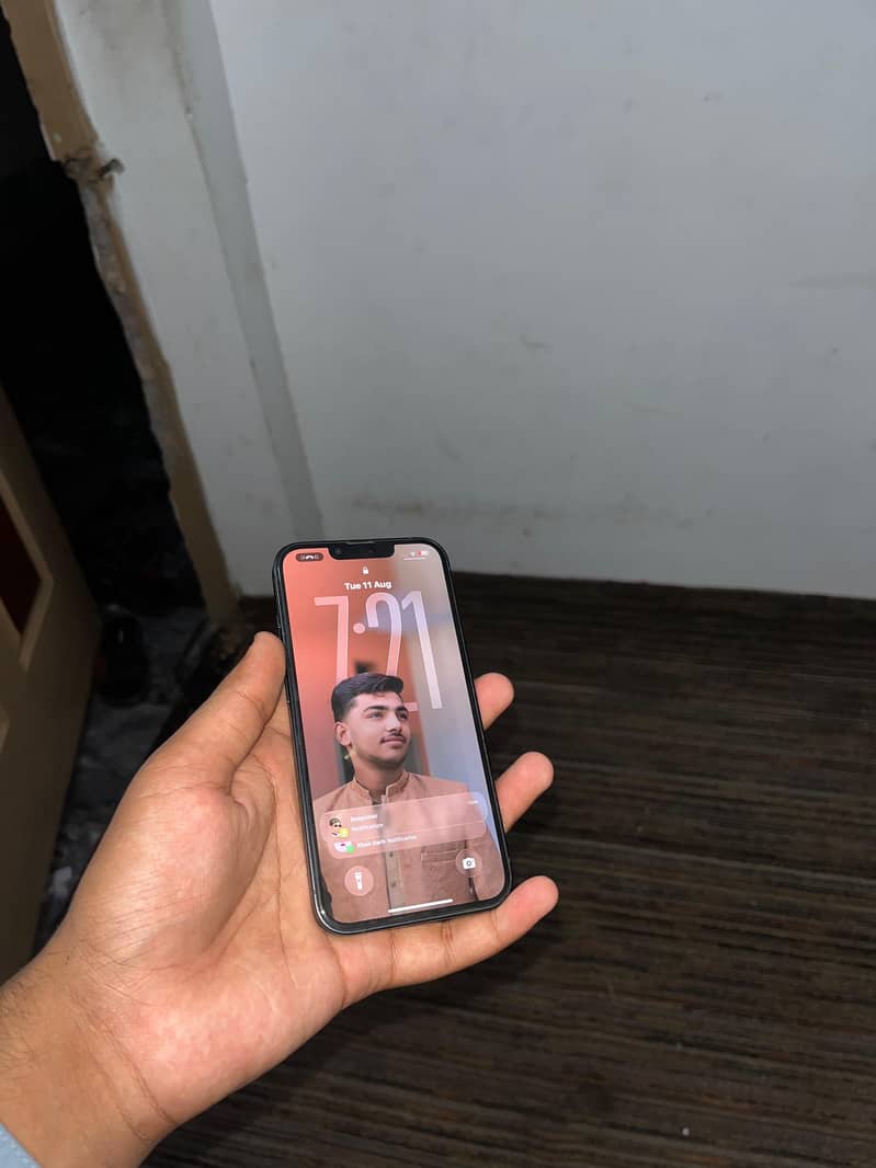Apple iPhone 13 8