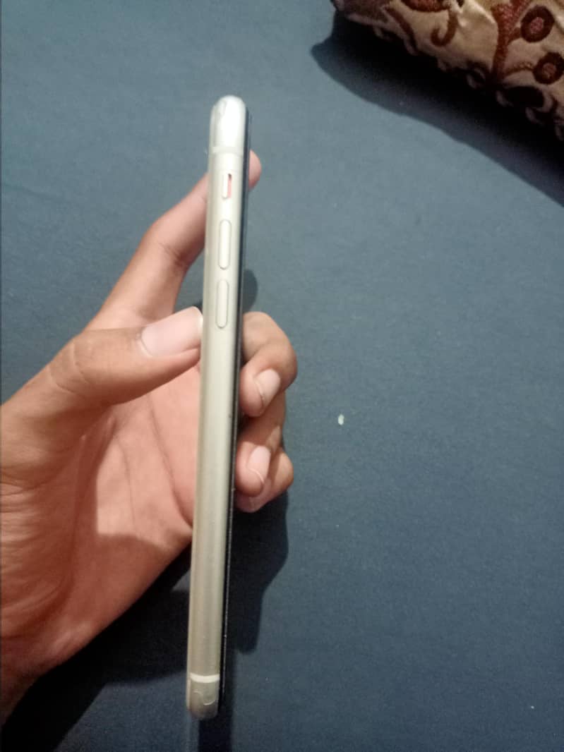 Apple iPhone 11 3