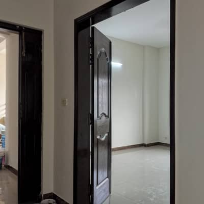 10 MARLA 3 BEDROOM APARTMENT AVAILABLE FOR RENT