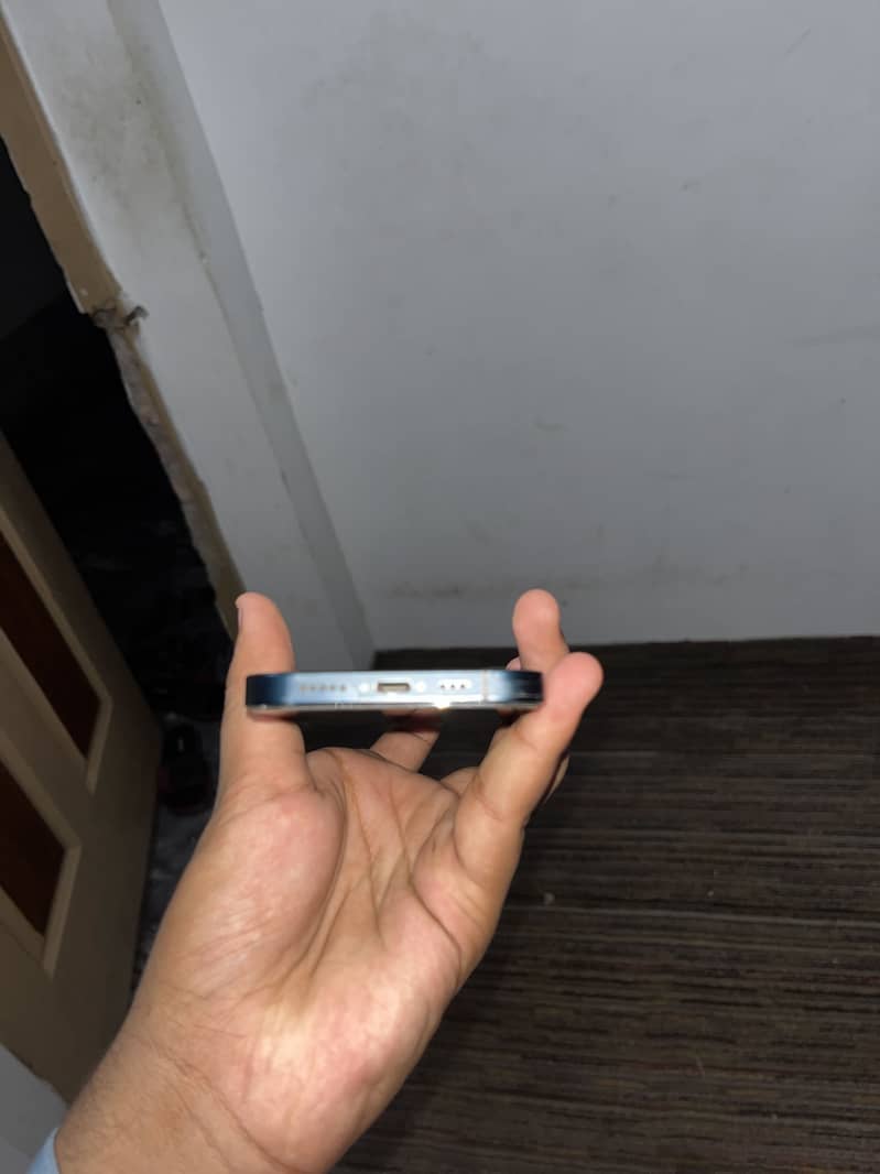 iPhone 13 4