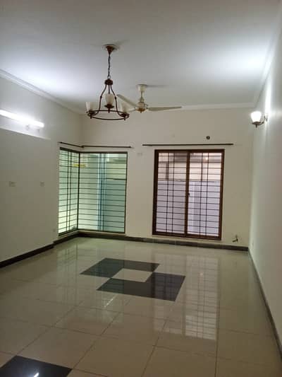 12 MARLA 4 BEDROOM HOUSE AVAILABLE FOR RENT