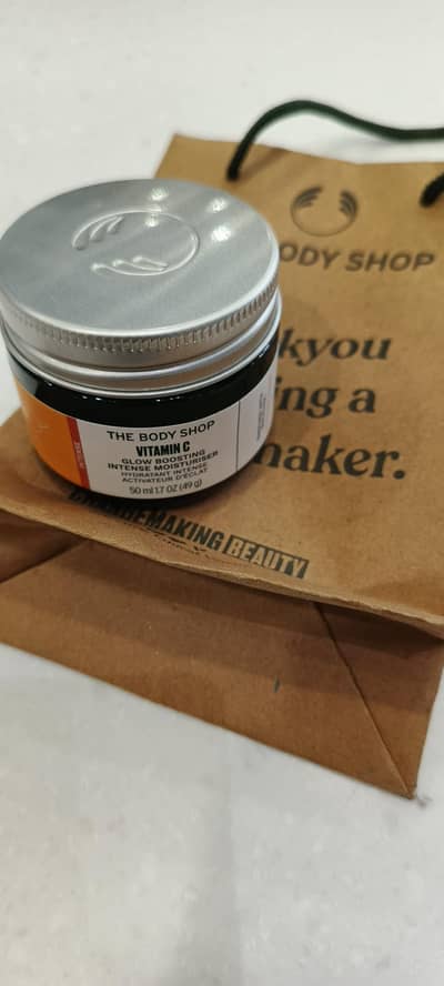 The body shop glow boosting intence moisturiser