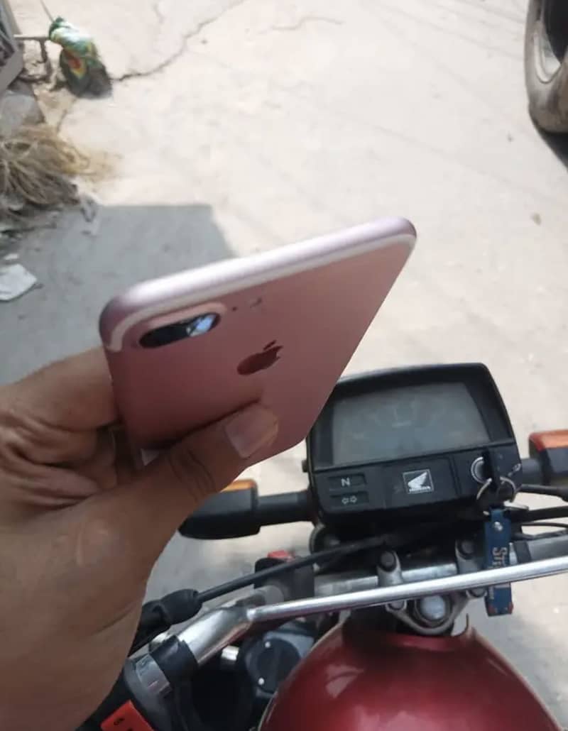 Apple iPhone 7 Plus 3