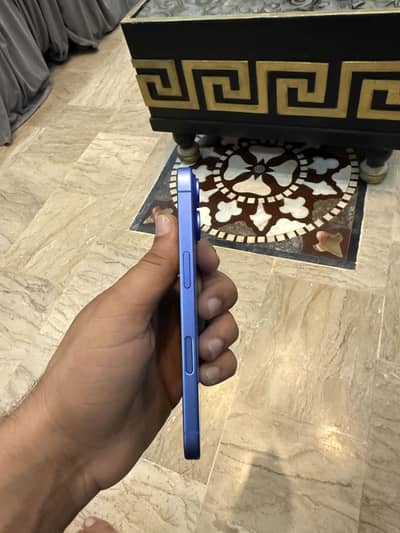 Apple iPhone 16