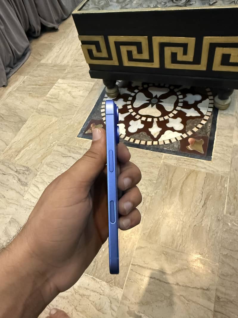 Apple iPhone 16 0