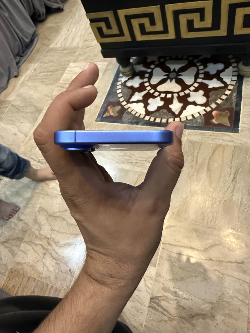 Apple iPhone 16 4