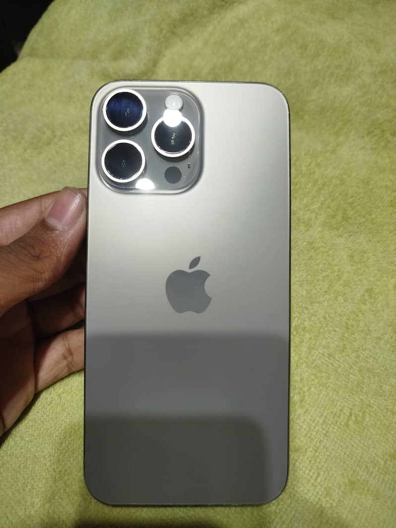 IPhone 15 Pro Max 12