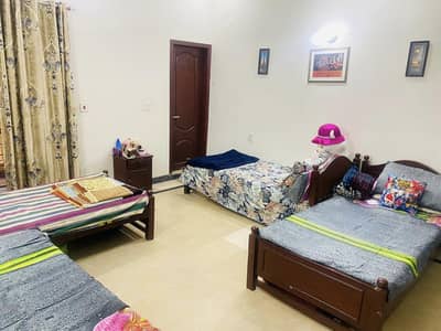 Hostel kay leye Male Gate Keeper / Peon require