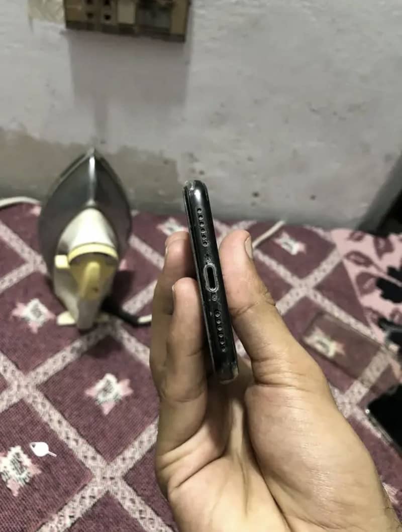 Apple iPhone X 3
