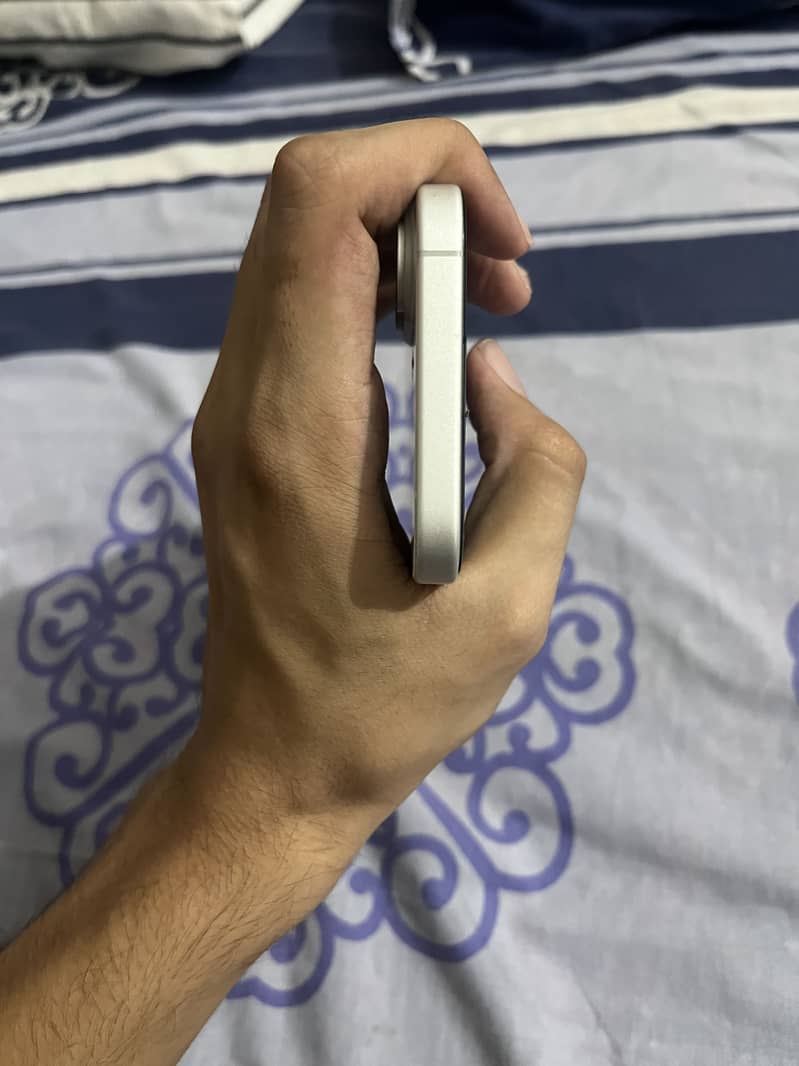 Apple iPhone 16 2