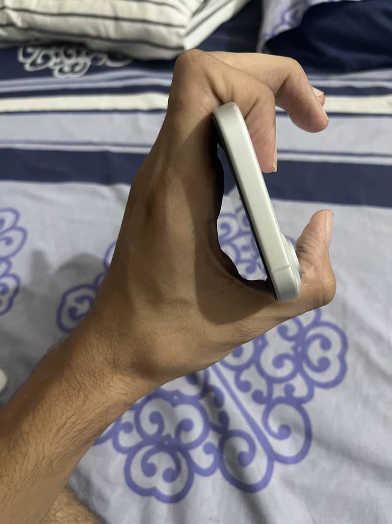Apple iPhone 16 3