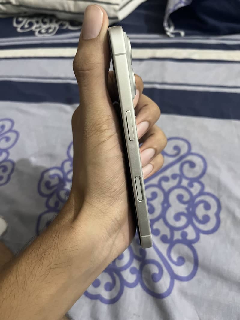 Apple iPhone 16 4