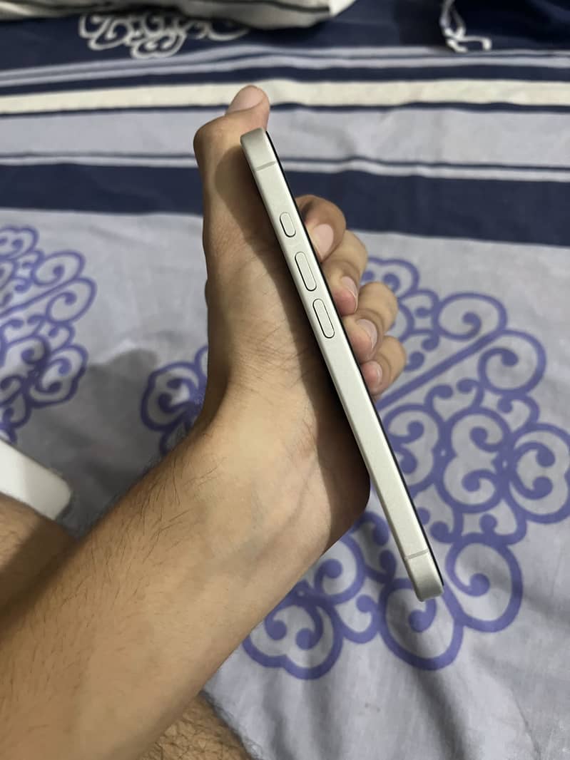 Apple iPhone 16 5