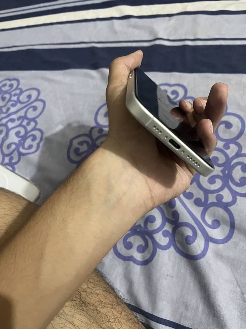 Apple iPhone 16 6