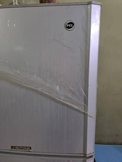 selling Pel refrigerator due to size issne