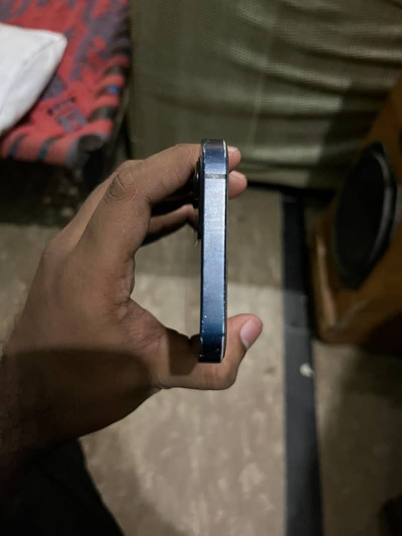 Apple iPhone 12 4