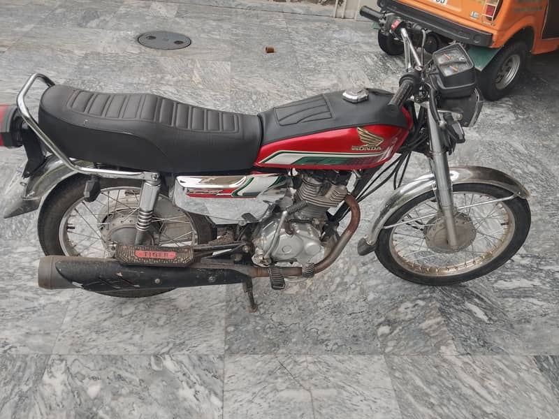 بائو میٹراوکے مل جائے گی  موٹرسائیکل صاف ستھری ہے میرے نام پہ ہے 6