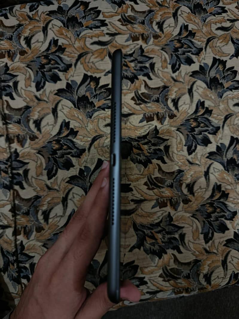 iPad 9th generation (64 gb) 7
