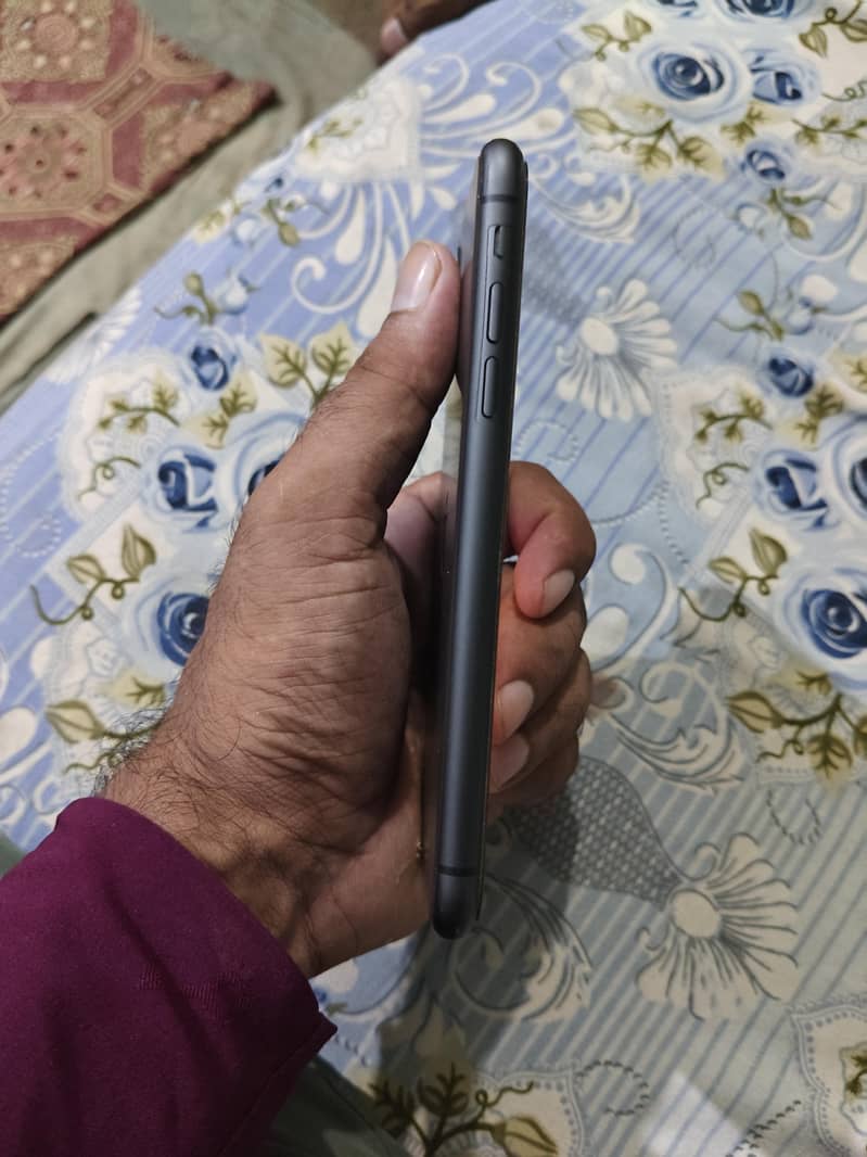 Apple iPhone 11 3