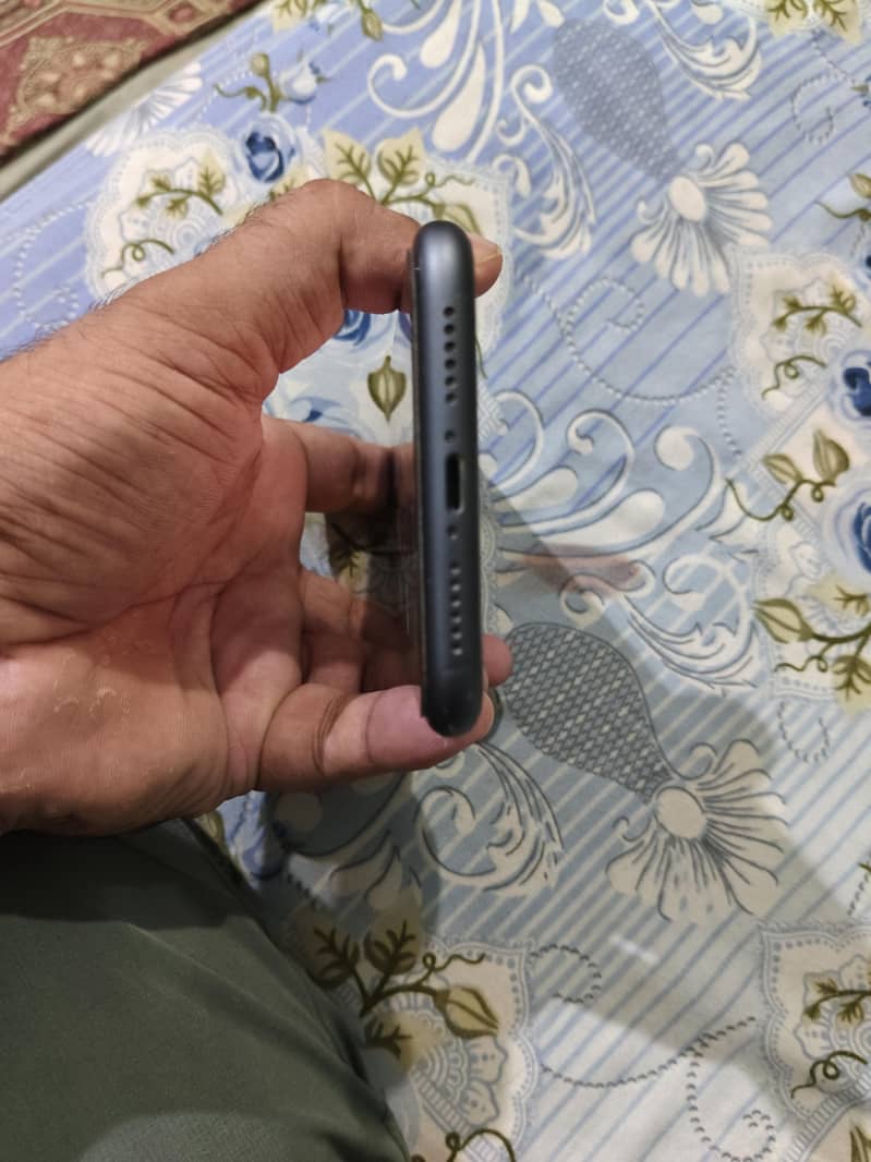 Apple iPhone 11 4