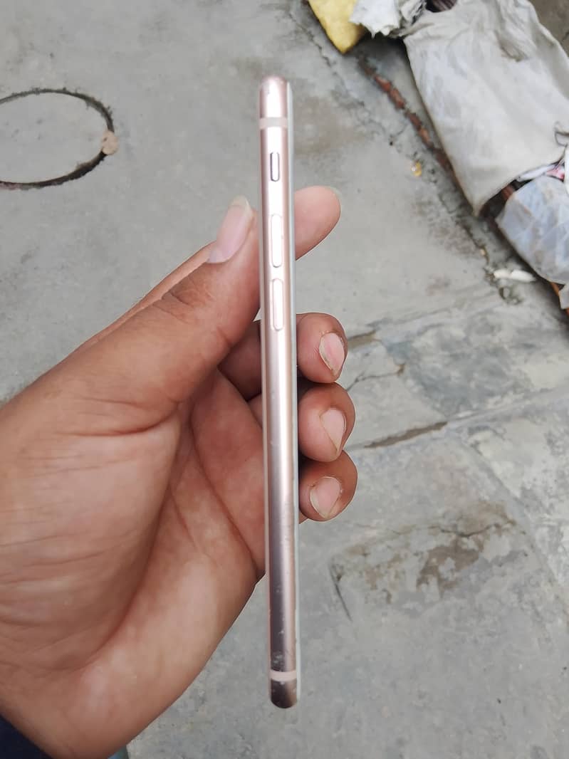 Apple iPhone 8 3