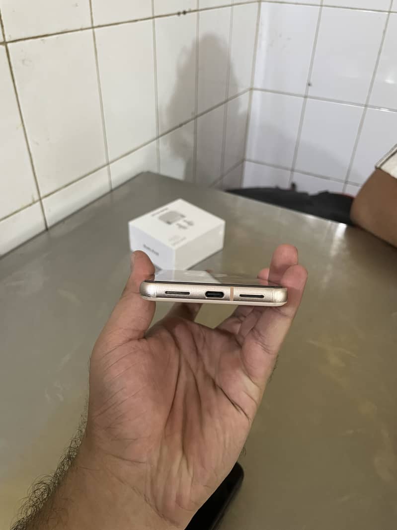 Google Pixel 8 4