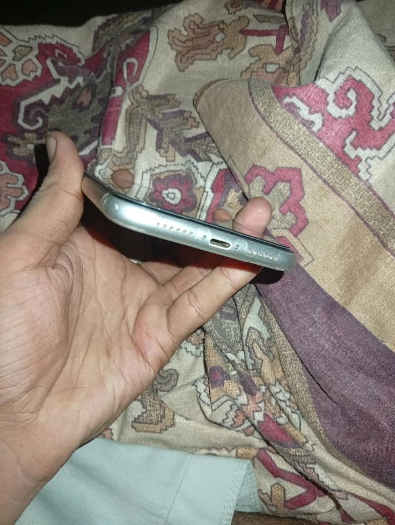 Apple iPhone 11 4