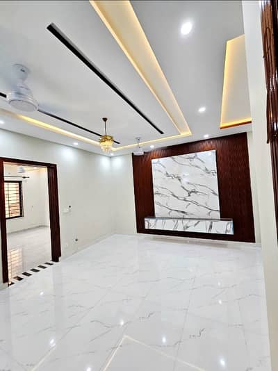 10 Marla Tile Flooring Upper Portion With Servant Quarter - Gas Electric Boring Parking G-13/2